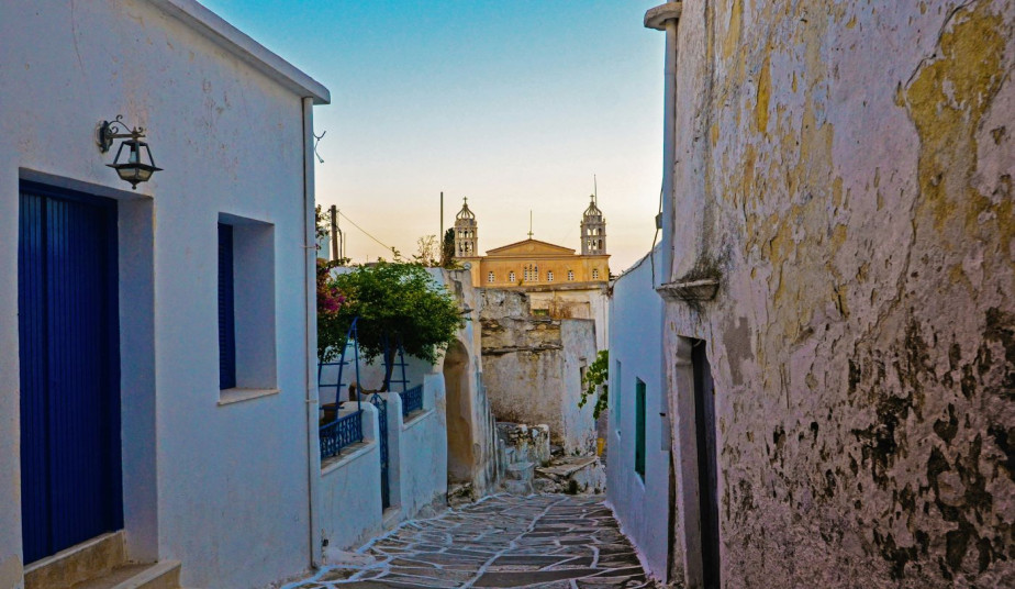 8 Day Tour in Paros, Naxos, Santorini, to Explore the Best of Greek Islands