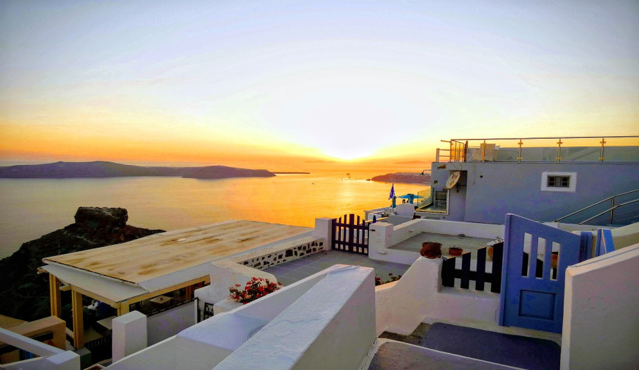 8-Day Delphi, Meteora & Santorini Tour from Athens