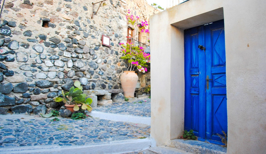 Explore Sifnos, Milos & Santorini: 8-Day Private Greek Islands Tour