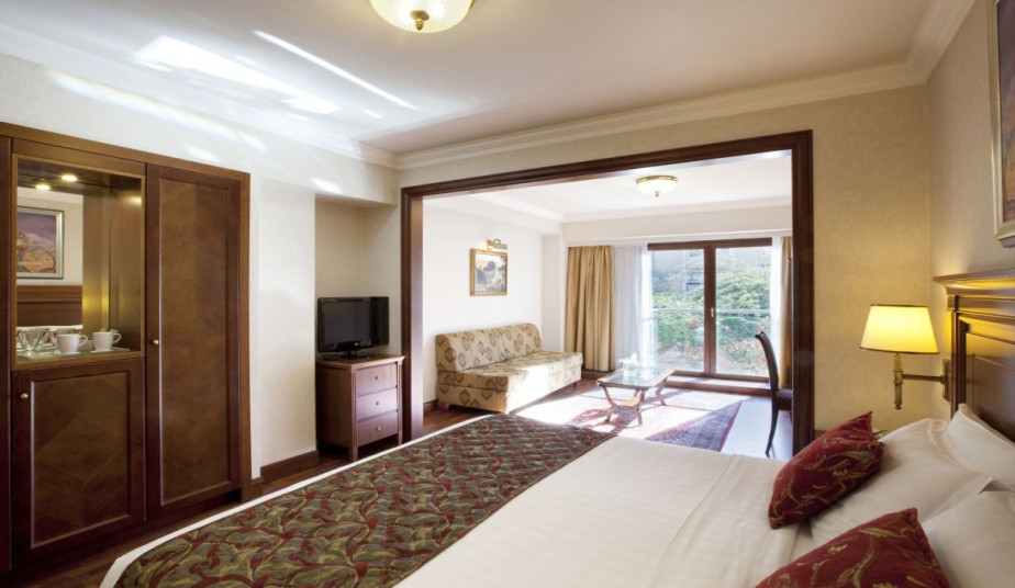 8-Day Escape to Amanzoe Resort in Porto Heli & Athens: Indulge in Luxury