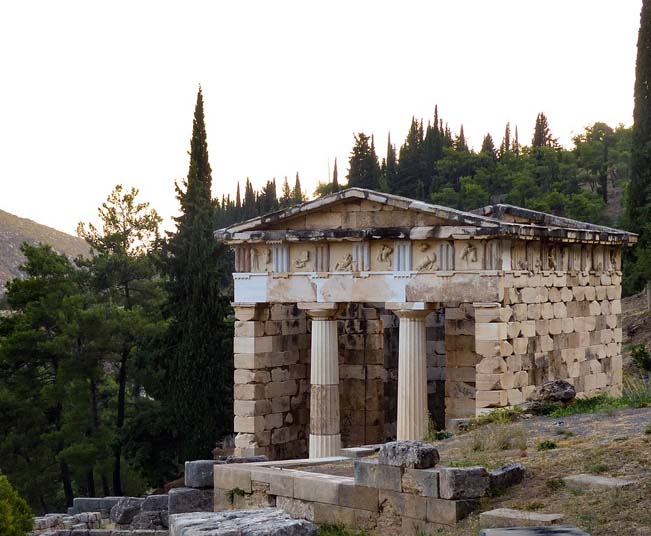 Group Tour in Delphi with Bus from Athens to visit the Temple of Apollon