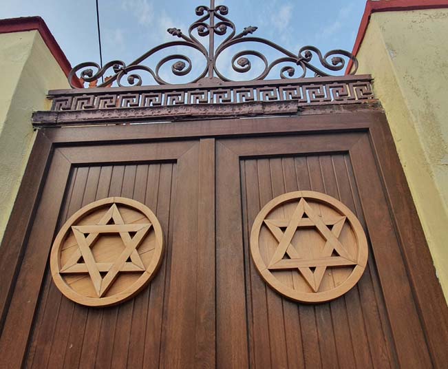 Discover Chalkis' Jewish Legacy: Private Tour to Community & Cemetery