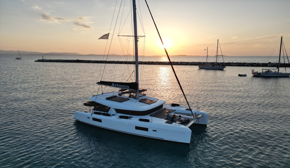 Semi-Private Cruise Naxos - Swim at the Southern Beaches of Naxos & Paros