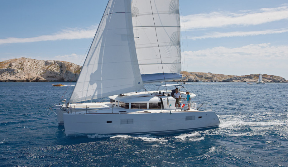 Semi-Private Catamaran Cruise to Athenian Riviera with Lunch on Board