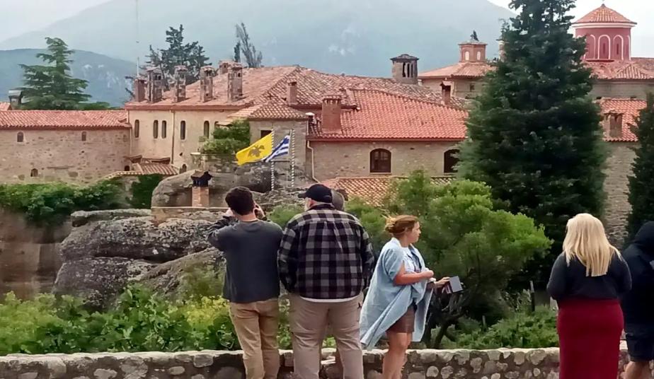 2-Day Private Delphi and Meteora Tour: Culture, Monasteries & Sunset Views