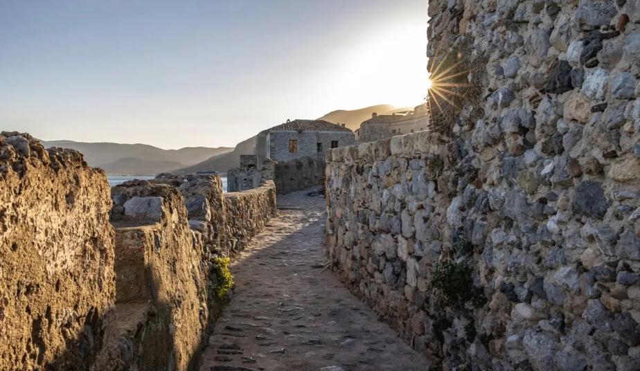 Private 6-Day Greece Heritage Tour: Meteora, Delphi, Olympia, Monemvasia & Mani