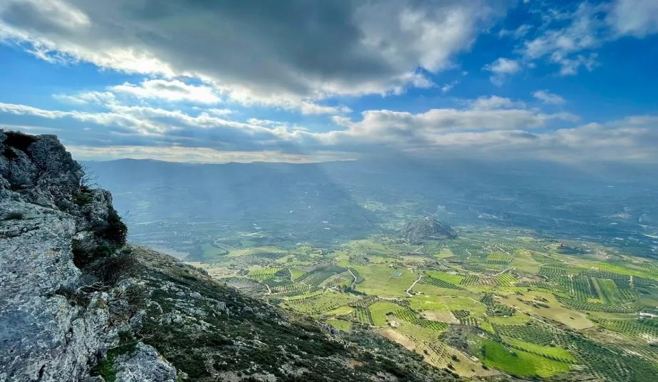 A group hiking the trail to the summit of Mount Giouchtas on a private tour from Heraklion, Crete