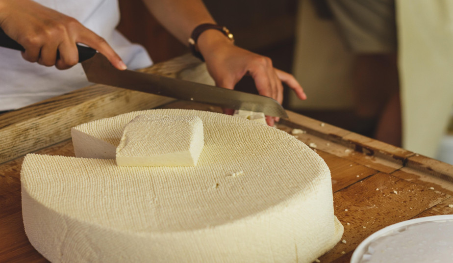 Private Cheese Making Experience in Naxos – Authentic Farm Workshop