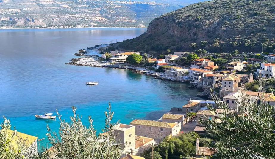 Private 6-Day Peloponnese & Saronic Islands Tour: Olympia, Delphi, Mani Coast & Hydra