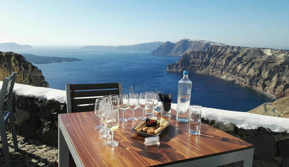 Private Santorini Tour: Pyrgos, Oia, Thira & Wine Tasting with Panoramic Views