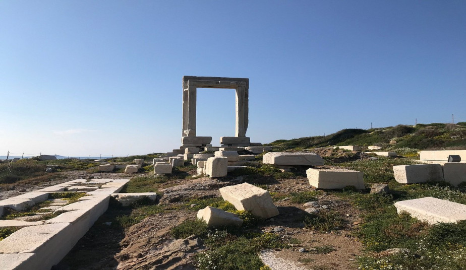 Portara & Old Town Walking Tour in Naxos with Food Tastings