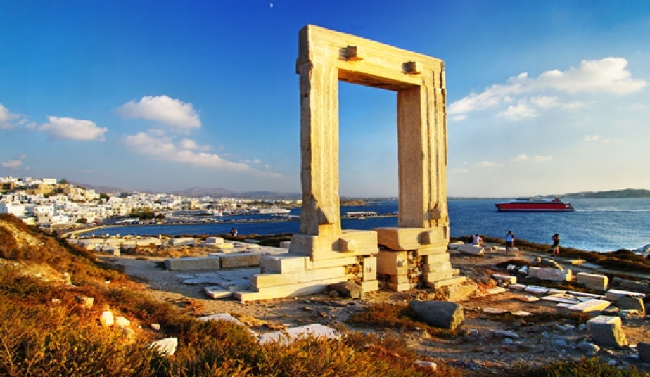 Portara & Old Town Walking Tour in Naxos with Food Tastings