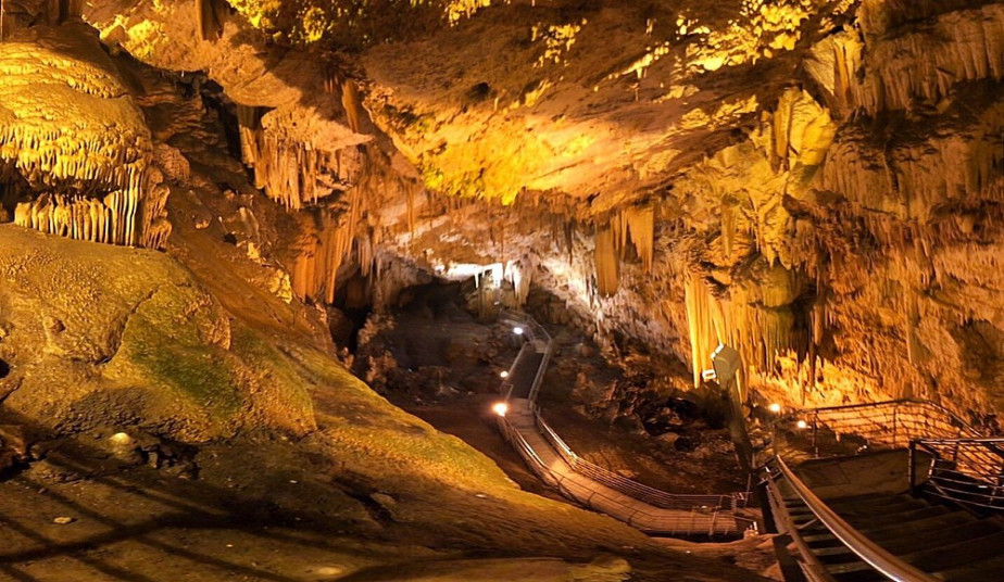 Paros & Antiparos Private Tour: Lefkes, Naousa, Cave  with Pie & Coffee Tasting