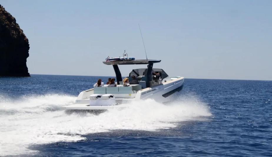 The Milos Premium Experience: Half-Day Private Boat Trip & Coastline Cruise