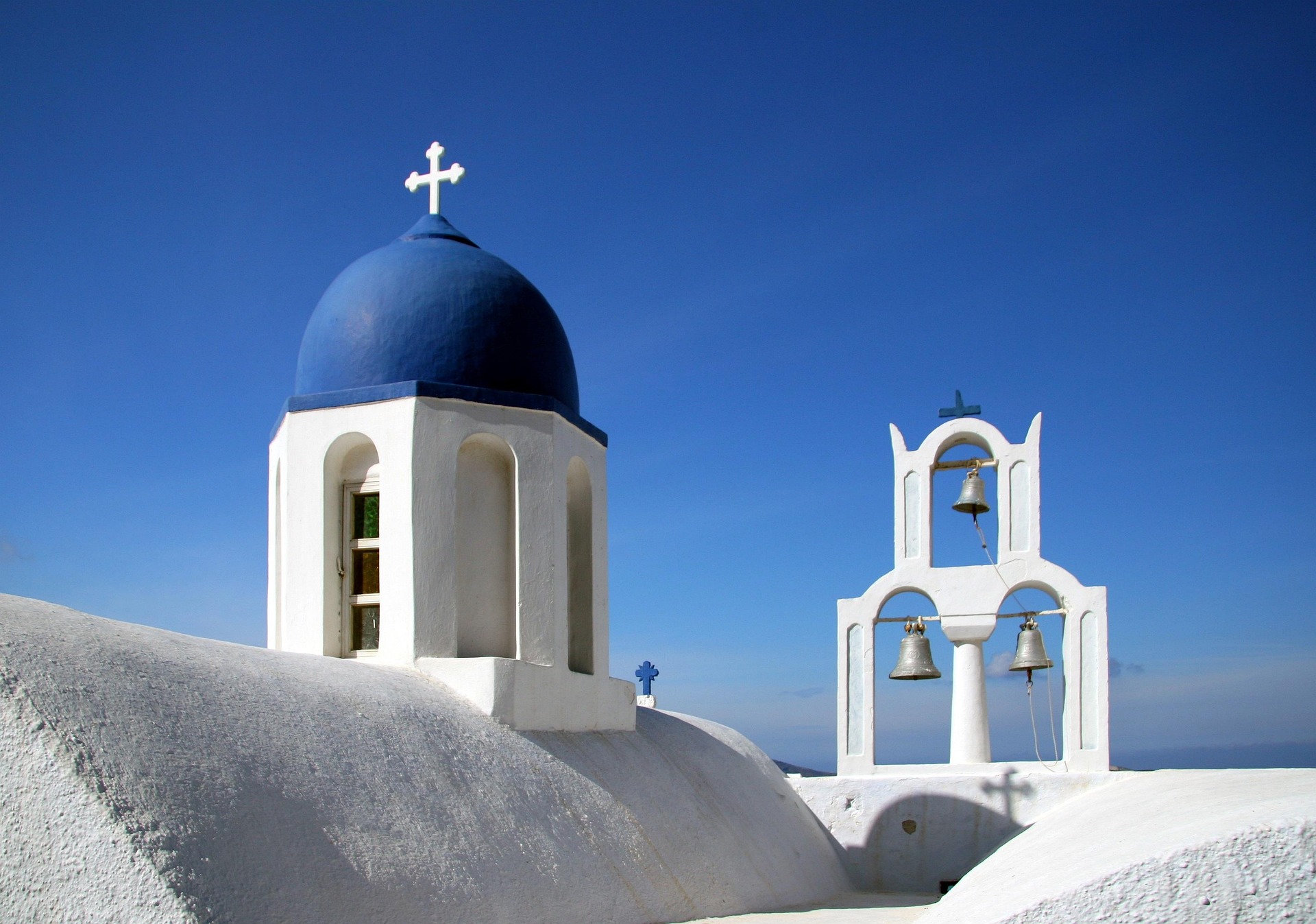 Discover Luxury Hotels and Stays in Santorini