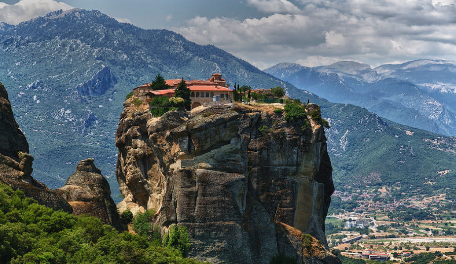 2 Day Private Tour in Delphi & the Monasteries of Meteora from Athens